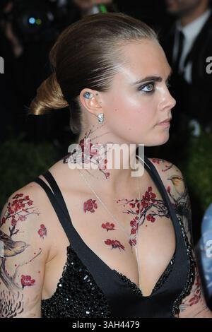 5. Mai 2015 - New York, NY, USA - Cara Delevingne besucht die Benefizgala des Costume Institute zur Eröffnung Chinas: Through the Looking Glass im Metropolitan Museum of Art am 4. Mai 2015 in New York City (Credit Image: © Kristin Callahan - Ace Pictures/Ace Pictures/ZUMA Wire) Stockfoto