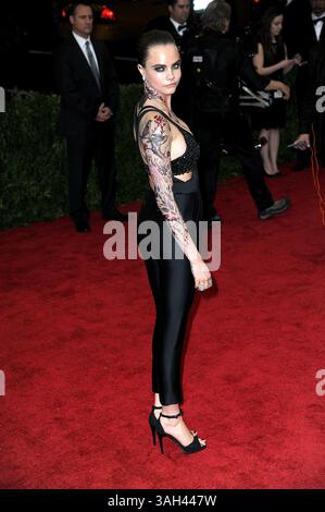 5. Mai 2015 - New York, NY, USA - Cara Delevingne besucht die Benefizgala des Costume Institute zur Eröffnung Chinas: Through the Looking Glass im Metropolitan Museum of Art am 4. Mai 2015 in New York City (Credit Image: © Kristin Callahan - Ace Pictures/Ace Pictures/ZUMA Wire) Stockfoto