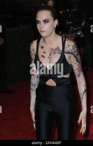 5. Mai 2015 - New York, NY, USA - Cara Delevingne besucht die Benefizgala des Costume Institute zur Eröffnung Chinas: Through the Looking Glass im Metropolitan Museum of Art am 4. Mai 2015 in New York City (Credit Image: © Kristin Callahan - Ace Pictures/Ace Pictures/ZUMA Wire) Stockfoto