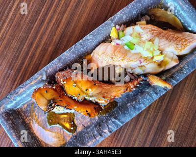 Gourmet-Fisch mit Gemüse in elegantem Dining von oben nach unten Stockfoto