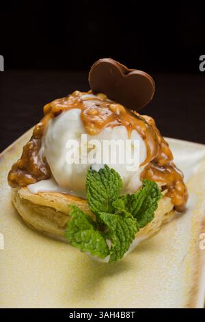 Dessert mit Blätterteig und Eis mit Karamell auf einem Teller Stockfoto