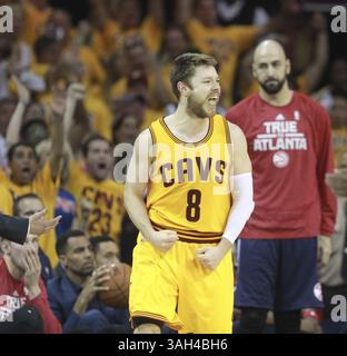 24. Mai 2015 – Cleveland, OH, USA – die Fans der Cleveland Cavaliers und Matthew Dellavedova feiern 114-111 am Sonntag, den 24. Mai 2015, in Cleveland, Ohio den Sieg über die Atlanta Hawks im dritten Spiel der Eastern Conference. Die Cavs gewannen das Spiel 114:111. (Bild: © Phil Masturzo/TNS/ZUMA Wire) Stockfoto