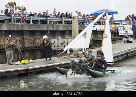 24. Mai 2015: Eureka, CA, USA – Fliegendes Spaghetti-Monster: Plan C Piloten reagieren auf den Einzug in die Humboldt Bay am zweiten Tag der Kinetic Grand Championship 2015. ..die Kinetic Grand Championship ist ein 3-tägiges, 42 km langes Rennen über Land, Sand, Schlamm und Wasser zwischen Arcata und Ferndale California. Viele bezeichnen die Kinetic Grand Championship als Triathlon der Kunstwelt. (Bild: © Mark McKenna/ZUMA Wire) Stockfoto
