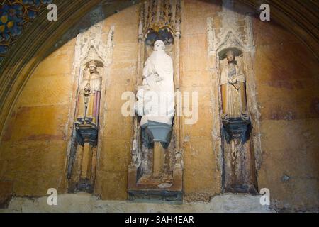 Statue von Prinz Philip Duke of Edinburgh von Charles Gurry flankiert von früheren Statuen von König George V. und Königin Mary, Norwich Cathedral Cloisters Stockfoto