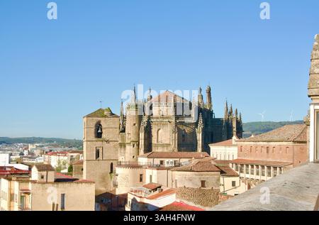 Blick von der Terrasse des Hotels exe Alfonso VIII mit der neuen und alten Kathedrale Santa Maria und Windturbinen am Horizont Plasencia Spanien Stockfoto
