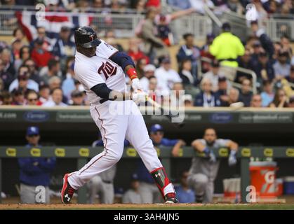 13. April 2015: Minneapolis, MN, USA – Minnesota Twins ernannte Hitter Kennys Vargas trifft während des ersten Inning am Montag, den 13. April 2015 im Target Field in Minneapolis eine RBI-Single. (Bild: © Jeff Wheeler/TNS/ZUMA Wire) Stockfoto