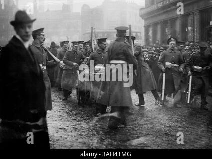 LONDON, UK - Nov/Dez 1914 - Scots Guards 'Upding up the Munition' in Houndsditch in der City of London, Greater London, England, UK während der INI Stockfoto