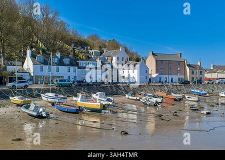 Stonehaven Aberdeenshire Scotland Gebäude an der Küste mit Blick auf den Hafen und kleine Boote bei Ebbe Stockfoto