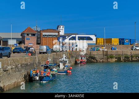 Stonehaven Aberdeenshire Schottland kleine Fischerboote, die an der Hafenmauer ankern Stockfoto