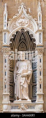 FLORENZ, ITALIEN - 17. MÄRZ 2025: Die Marmorstatue St. Markus der Evangelist an der Fassade von Orsanmichele von Donatello (1411). Stockfoto