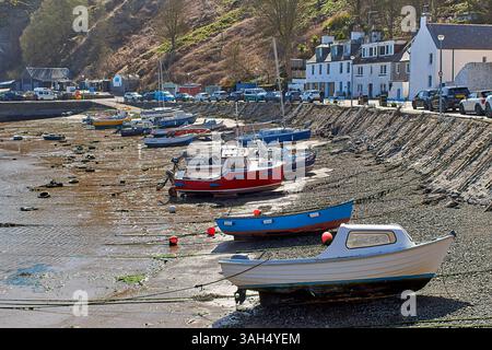 Stonehaven Aberdeenshire Schottland die Hafengebäude und farbenfrohe Boote auf dem Sand bei Ebbe Stockfoto