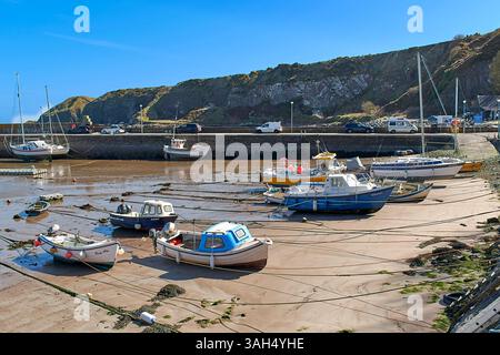 Stonehaven Aberdeenshire Scotland der Hafen kleine Fischerboote auf dem Sand bei Ebbe Stockfoto