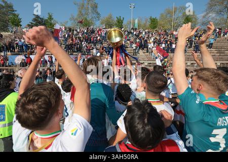 Mailand, Italien. April 2025. Cagliari Calcio Spieler und Mitarbeiter feiern mit der Trophäe nach dem Sieg im Coppa Italia Spiel 3-0 in der Arena Civica Gianni Brera, Mailand. Der Bildnachweis sollte lauten: Jonathan Moscrop/Sportimage Credit: Sportimage Ltd/Alamy Live News Stockfoto