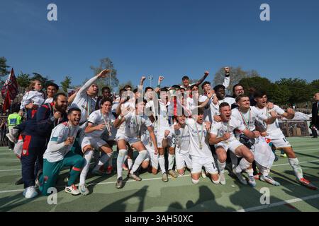 Mailand, Italien. April 2025. Cagliari Calcio Spieler und Mitarbeiter feiern mit der Trophäe nach dem Sieg im Coppa Italia Spiel 3-0 in der Arena Civica Gianni Brera, Mailand. Der Bildnachweis sollte lauten: Jonathan Moscrop/Sportimage Credit: Sportimage Ltd/Alamy Live News Stockfoto