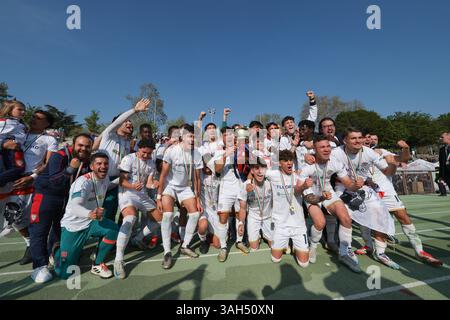 Mailand, Italien. April 2025. Cagliari Calcio Spieler und Mitarbeiter feiern mit der Trophäe nach dem Sieg im Coppa Italia Spiel 3-0 in der Arena Civica Gianni Brera, Mailand. Der Bildnachweis sollte lauten: Jonathan Moscrop/Sportimage Credit: Sportimage Ltd/Alamy Live News Stockfoto