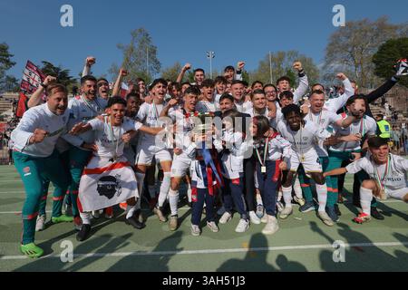 Mailand, Italien. April 2025. Cagliari Calcio Spieler und Mitarbeiter feiern mit der Trophäe nach dem Sieg im Coppa Italia Spiel 3-0 in der Arena Civica Gianni Brera, Mailand. Der Bildnachweis sollte lauten: Jonathan Moscrop/Sportimage Credit: Sportimage Ltd/Alamy Live News Stockfoto
