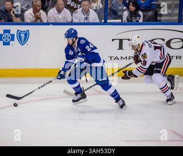 6. Juni 2015 - Tampa FL, USA - Tampa Bay Lightning der rechte Flügel Ryan Callahan #24 versucht, die Kontrolle über den Puck zu erlangen, bevor das Chicago Blackhawks Center Jonathan Toews #19 in der 1. Phase des zweiten Spiels in den NHL Stanley Cup Playoffs zwischen den Tampa Bay Lightning und den Chicago Blackhawks in der Amalie Arena in Tampa FL erreichen kann. (Credit Image: © Del Mecum/Cal Sport Media)(Credit Image: © Del Mecum/Cal Sport Media/ZUMAPRESS.com) Stockfoto