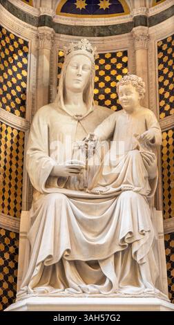 FLORENZ, ITALIEN - 17. MÄRZ 2025: Die Marmorstatue Madonna der Rose an der Fassade von Orsanmichele von Pietro di Giovanni Tedesco (1399). Stockfoto
