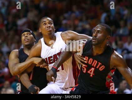 11. April 2015: Miami, FL, USA - der Hassan Whiteside von Miami Heat kämpft im ersten Quartal in der AmericanAirlines Arena in Miami am Samstag, den 11. April 2015 um die Position unter dem Korb gegen Kyle Lowry von Toronto Raptors (links) und Patrick Patterson (rechts). (Bild: © David Santiago/TNS/ZUMA Wire) Stockfoto