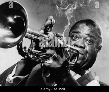 28. Februar 1957: St. Petersburg, Florida, USA: LOUIS ARMSTRONG spielt bei einem Konzert in St. Petersburg seine Trompete in einem Rauchschimmer. (Bild: © Bob Moreland/Tampa Bay Times/ZUMAPRESS.com) Stockfoto