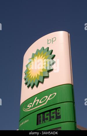 BP British Petroleum Logo an der Tankstelle in S'Arenal, Insel Mallorca, Spanien, Stockfoto