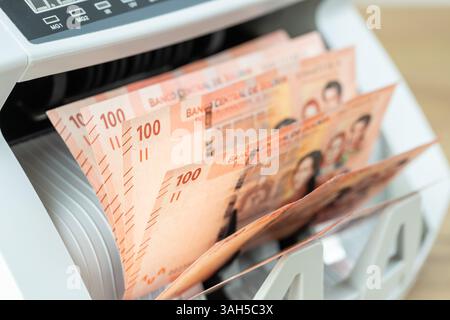 Bolivianisches Geld, bolivianische Banknote in Zählmaschine. Finanzieller Hintergrund, Geschäftskonzept, Nahaufnahme Stockfoto