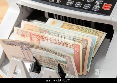 Mongolei Geld, mongolische Banknotenzählmaschine. Finanzieller Hintergrund, Geschäftskonzept, Nahaufnahme Stockfoto