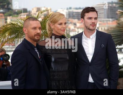 14. Mai 2015 - London, England - Tom Hardy, Charlize Theron und Nicholas Hoult beim Fotogespräch für „Mad Max: Fury Road“ während des 68. Cannes Filmfestivals am 14. Mai 2015 im Palais des Festivals in Cannes, Frankreich (Credit Image: © Famous/Ace Pictures/ZUMA Wire) Stockfoto