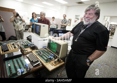 18. Juni 2013 – USA – Steve Wozniak, Mitbegründer von Apple, posiert 2013 bei der History San Jose in Kalifornien hinter fünf Apple 1-Computern (Foto: © Dai Sugano/TNS/ZUMA Wire) Stockfoto