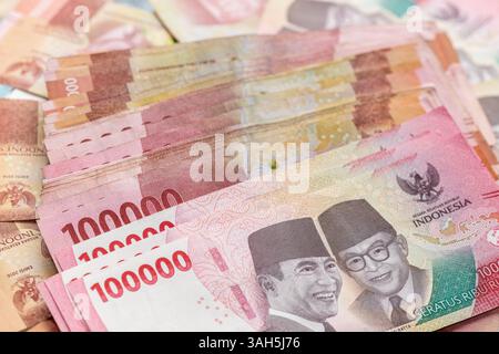 Indonesien Geld. Das Konzept des finanziellen Erfolgs in der Wirtschaft. Großer Stapel indonesischer Rupien. Hunderttausend Banknoten Stockfoto