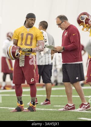 Juni 2015 - Ashburn, Virginia, Vereinigte Staaten von Amerika - Washington Redskins Quarterback Robert Griffin III (10), links, und Quarterback-Coach Matt Cavanaugh diskutieren einige Spiele, während sie am Mittwoch, den 3. Juni 2015 an einer „organisierten Teamaktivität“ im Redskins Park in Ashburn, Virginia teilnehmen. Credit: Ron Sachs / CNP (Credit Image: © Ron Sachs/CNP/ZUMAPRESS.com) Stockfoto
