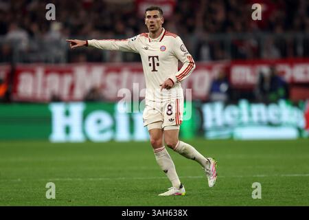 München, Deutschland. April 2025. Leon Goretzka vom FC Bayern München gibt beim Viertelfinalspiel der UEFA Champions League 2024/25 in München am 8. April 2025 in der Allianz Arena Gesten. Quelle: Marco Canoniero/Alamy Live News Stockfoto