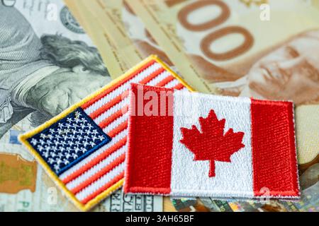 Flaggen und Geld der USA und Kanadas. Der Begriff des Handels zwischen Ländern. Gegenseitige finanzielle Beziehungen Stockfoto