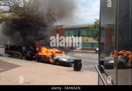 27. April 2015 - Baltimore, MD, USA - Ein Polizeiauto brennt bei Protesten in Baltimore am Montag, 27. April 2015 in Pennsylvania und North Avenue. (Bild: © Jerry Jackson/TNS/ZUMA Wire) Stockfoto