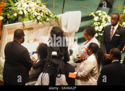 27. April 2015 - Baltimore, MD, USA - Freddie Grays Mutter Gloria Darden legt ihre Hände auf ihren Sohn, während andere sich am Montag, 27. April 2015, in der New Shiloh Baptist Church in Baltimore, MD, um den Sarg versammeln. (Kreditbild: © Amy Davis/TNS/ZUMA Wire) Stockfoto