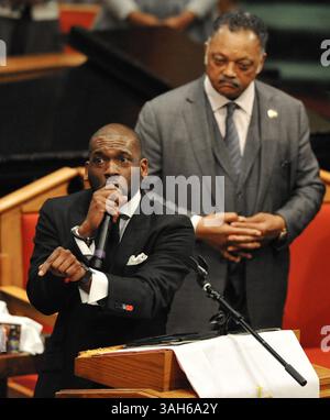 27. April 2015 - Baltimore, MD, USA - Reverend Jamal Bryant, Empowerment Temple AME Church, hält die Trauerfeier für Freddie Gray in der New Shiloh Baptist Church am Montag, 27. April 2015 in Baltimore Im Hintergrund steht Reverend Jesse Jackson. (Bild: © Amy Davis/TNS/ZUMA Wire) Stockfoto