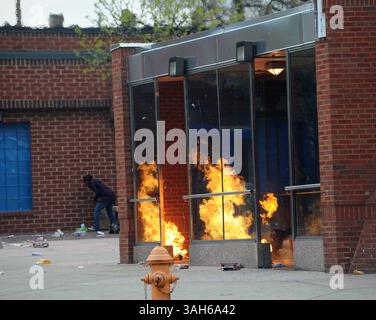 27. April 2015 - Baltimore, MD, USA - Plünderungen und Ausschreitungen brachen an den North Avenues und Pennsylvania Avenues aus, wo am Montag, 27. April 2015, ein CVS in Brand gesetzt wurde. (Bild: © Algerina Perna/TNS/ZUMA Wire) Stockfoto