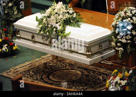 27. April 2015 - Baltimore, MD, USA - Freddie Grays Schatulle ist mit Blumen in der New Shiloh Baptist Church verziert, wo seine Beerdigung am Montag, 27. April 2015 in Baltimore, MD, stattfand (Foto: © Algerina Perna/TNS/ZUMA Wire) Stockfoto