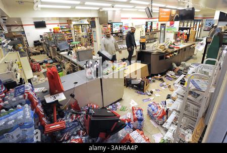 27. April 2015 - Baltimore, MD, USA - Sam Wirtz, Mitarbeiter der 7-11 in Centre und Charles Street, untersucht die Schäden, die von Vandalen am Montag, 27. April 2015 in Baltimore verursacht wurden. (Bild: © Lloyd Fox/TNS/ZUMA Wire) Stockfoto