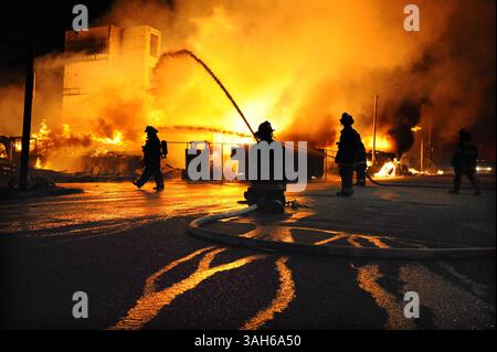 27. April 2015 - Baltimore, MD, USA - die Feuerwehrleute von Baltimore bekämpfen am Montag, den 27. April 2015, einen Brand mit drei Alarmen in der Gay Street und Chester Street. Es war unklar, ob es sich um andauernde Unruhen handelte. (Bild: © Jerry Jackson/TNS/ZUMA Wire) Stockfoto