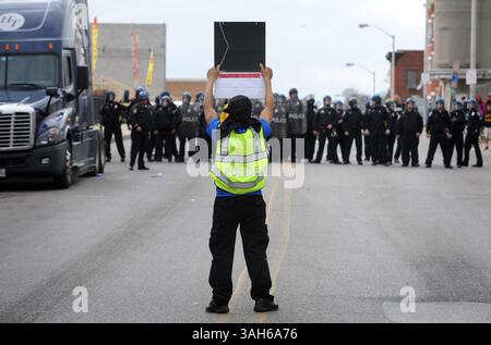 27. April 2015 - Baltimore, MD, USA - Ein Demonstrant mit gestohlener Polizeiweste verhöhnt Polizeibeamte von Baltimore auf der Pennsylvania Avenue bei Unruhen am Montag, 27. April 2015, in Baltimore. (Bild: © Jerry Jackson/TNS/ZUMA Wire) Stockfoto