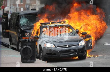 27. April 2015 - Baltimore, MD, USA - Ein Patrouillenwagen der Maryland Transit Authority brennt am Montag, 27. April 2015, in Baltimore auf der North Avenue und Pennsylvania Avenue. (Bild: © Jerry Jackson/TNS/ZUMA Wire) Stockfoto