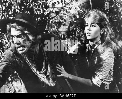 Westliche Komödie. Als Tim Strawn (LEE MARVIN) ihren Vater für einen Landentwickler tötet, wird Cat Ballou (JANE FONDA) zu einem Gesetzlosen, der auf Rache geht. Mit der Hilfe eines abgewaschenen Revolverhelden Shelleen (auch Marvin in einer Doppelrolle) schlägt Cat die Firma zurück, die Strawn und Strawn selbst eingestellt hatte. Regie: Elliot Silverstein (Foto: © JT Vintage Via ZUMA Press Wire) Stockfoto