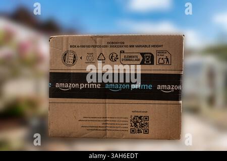 Ein Versandkarton von Amazon Prime. Stockfoto