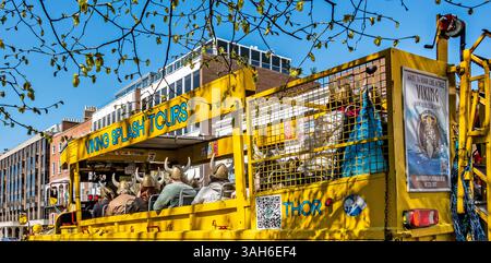 Touristen an Bord eines Ampbienbusses der Viking Splash Tour in Dublin, Irland. Stockfoto