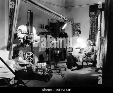 21. März 2006: Regisseur Richard Boleslawski, Kameramann William Daniels, Soo Yong, Greta Garbo, am Set des Films „der gemalte Schleier“, 1934 (Bild: © Glasshouse/ZUMA Wire) Stockfoto