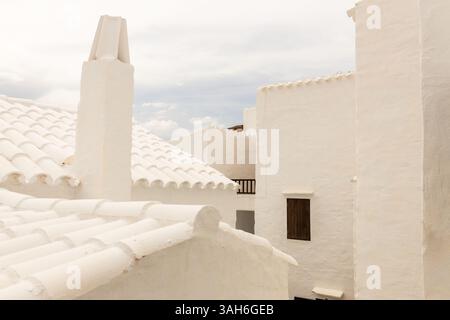 Das wunderschöne malerische Dorf Binibeca auf Menorca. Weiße verputzte Hauswände mit Holzelementen. Eine charmante Stadt in Spanien an der Balearen I Stockfoto