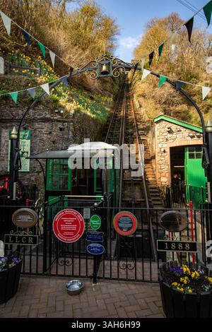 Die historische und unterhaltsame Touristenattraktion Lynton & Lynmouth Cliff Railway, North Devon, England. Kenntnisse, Fähigkeiten, Werte, Überzeugungen, Gewohnheiten, Stockfoto