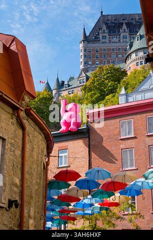 Kanada, Provinz Québec, Stadt Québec, Altstadt Québec, Vieux Québec. Chateau Frontenac mit den berühmten Regenschirmen auf der Rue du cUL-de-SAC im Quartier Petit Champlain in Basse-Ville, oder Unterstadt. Stockfoto