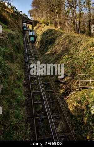 Die historische und unterhaltsame Touristenattraktion Lynton & Lynmouth Cliff Railway, North Devon, England. Kenntnisse, Fähigkeiten, Werte, Überzeugungen, Gewohnheiten, Stockfoto